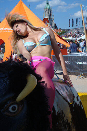 Sexy im heißen Dessous: Davorka reitet den Bullen bei den "Hot Summer Games". (2009)