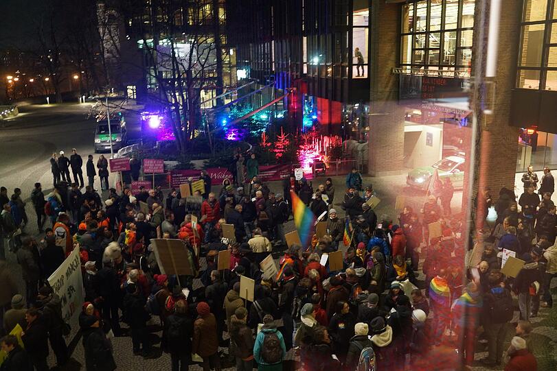 Am Gasteig bekundeten 250 Menschen gestern Abend ihren Protest gegen Valery Gergiev.