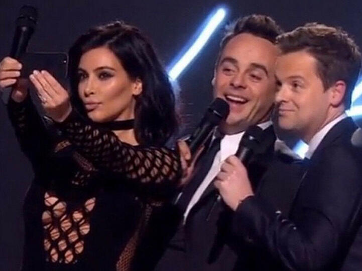 Kim Kardashian auf der Bühne mit den Moderatoren Dec und Ant