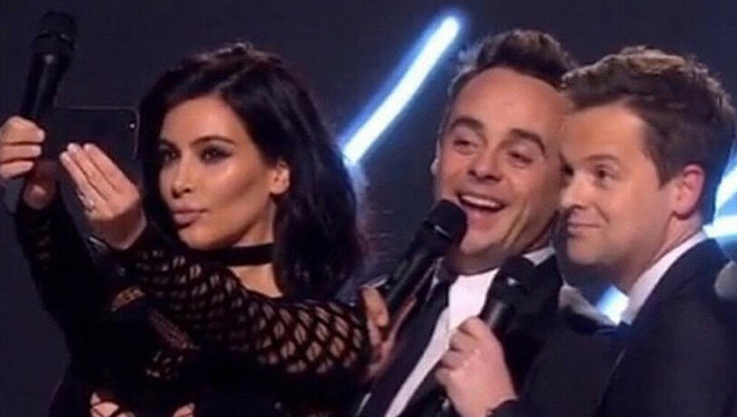 Kim Kardashian auf der Bühne mit den Moderatoren Dec und Ant Kim Kardashian auf der Bühne mit den Moderatoren Dec und Ant