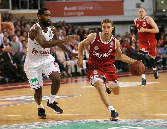 Pointguard Heiko Schaffartzik (3 Basketbälle)