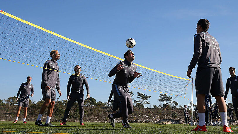Vor der Trainingseinheit am Mittwoch spielten die Löwen im Fußball-Tennis-Turnier gegeneinander. Die Bilder.