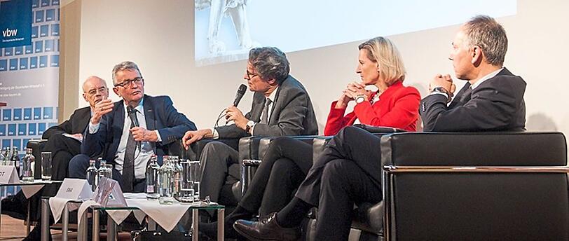 Haben sich beim Exportüberschuss viel zu sagen (v.l.): Prognos-Direktor Michael Schlesinger, Bertram Brossardt von der vbw, Moderator Ralph Sina (WDR), Angelika Niebler (CSU) und Ökonom Reinhard Felke. F.: vbw