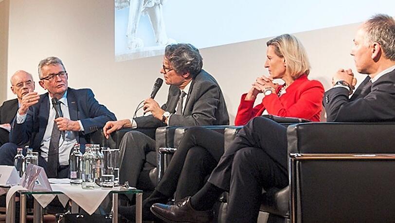 Haben sich beim Exportüberschuss viel zu sagen (v.l.): Prognos-Direktor Michael Schlesinger, Bertram Brossardt von der vbw, Moderator Ralph Sina (WDR), Angelika Niebler (CSU) und Ökonom Reinhard Felke. F.: vbw Haben sich beim Exportüberschuss viel zu sagen (v.l.): Prognos-Direktor Michael Schlesinger, Bertram Brossardt von der vbw, Moderator Ralph Sina (WDR), Angelika Niebler (CSU) und Ökonom Reinhard Felke. F.: vbw