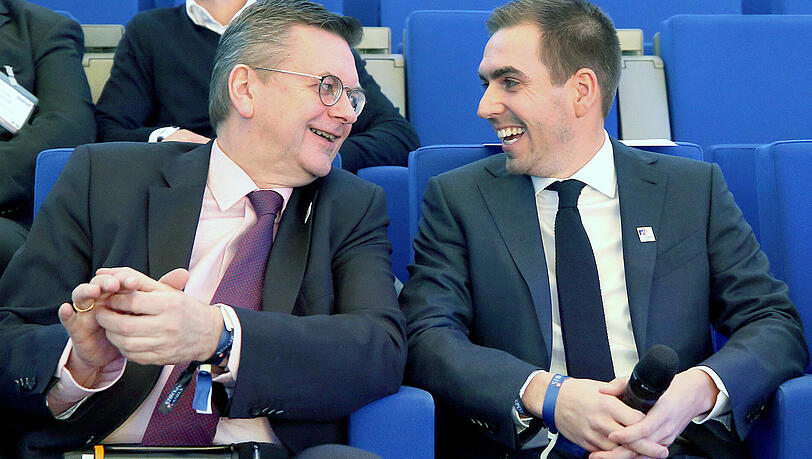 Philipp Lahm, Ex-Kapitän der Bayern und der DFB-Elf zusammen mit DFB-Präsident Reinhard Grindel. Philipp Lahm, Ex-Kapitän der Bayern und der DFB-Elf zusammen mit DFB-Präsident Reinhard Grindel.