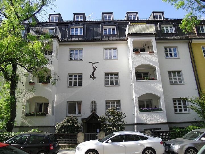 ... ist an dieser Hausfassade zu sehen. Eine tierische Jagdszene...