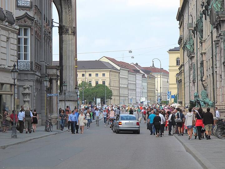 Das Fahrverbot ist ihm egal - der Fahrer eines VW Passat fährt am Samstag gemütlich an Radlern und Fußgängern vorbei - und holt sogar noch jemanden ab.