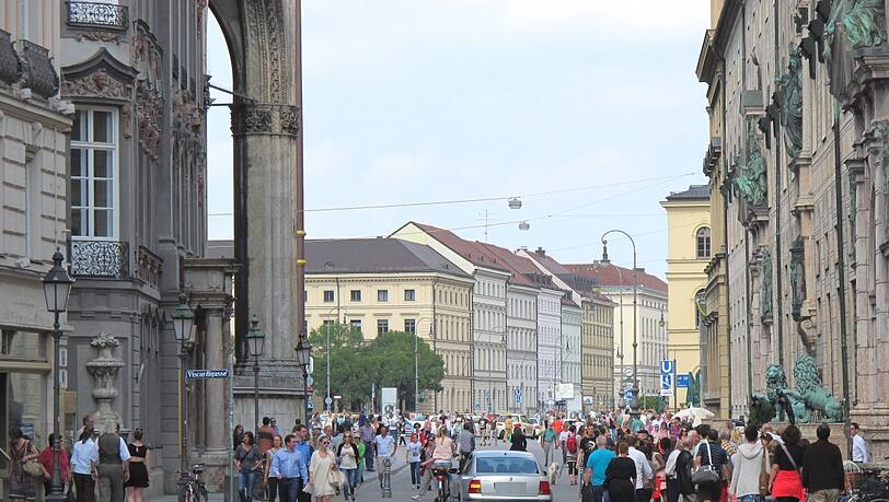 Das Fahrverbot ist ihm egal - der Fahrer eines VW Passat fährt am Samstag gemütlich an Radlern und Fußgängern vorbei - und holt sogar noch jemanden ab. Das Fahrverbot ist ihm egal - der Fahrer eines VW Passat fährt am Samstag gemütlich an Radlern und Fußgängern vorbei - und holt sogar noch jemanden ab.