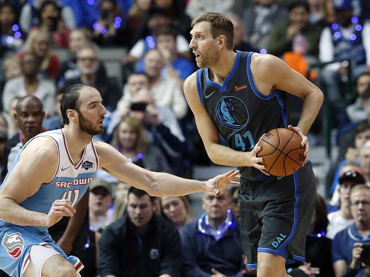 "Mavs"-Star Dirk Nowitzki (r) konnte die Niederlage gegen die Sacramento Kings nicht verhindern.