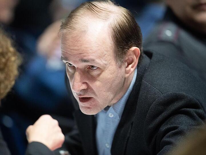 Gottfried Curio, Bundestagsabgeordneter der AfD, steht beim Parteitag der AfD. Foto: Sina Schuldt/dpa/Archivbild