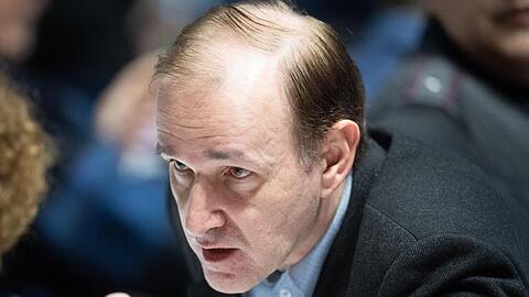 Gottfried Curio, Bundestagsabgeordneter der AfD, steht beim Parteitag der AfD. Foto: Sina Schuldt/dpa/Archivbild