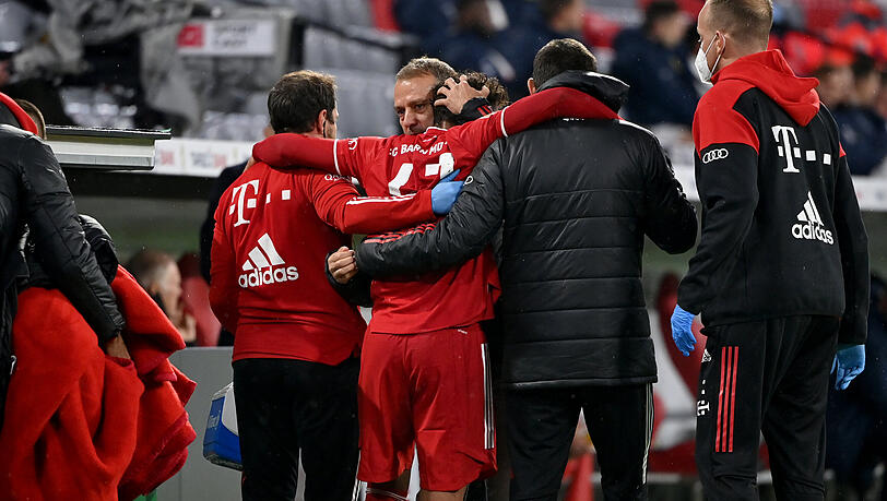 15.10.2020, Bayern, München: Fußball: DFB-Pokal, 1. FC Düren - Bayern München, 1. Runde. Trainer Hansi Flick (M) von München vom FC Bayern München nimmt den verletzen Armindo Sieb in den Arm. 15.10.2020, Bayern, München: Fußball: DFB-Pokal, 1. FC Düren - Bayern München, 1. Runde. Trainer Hansi Flick (M) von München vom FC Bayern München nimmt den verletzen Armindo Sieb in den Arm.