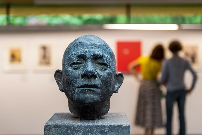 Bernhard Bleeker hat seinen Münchner Akademiekollegen Gulbransson 1932 porträtiert. Jetzt steht die Büste in der ständigen Ausstellung.