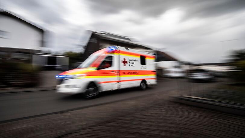 Das Auto erfasste den Mann, der auf den Grünstreifen neben der Straße geschleudert wurde und bewusstlos liegen blieb. (Symbolbild)