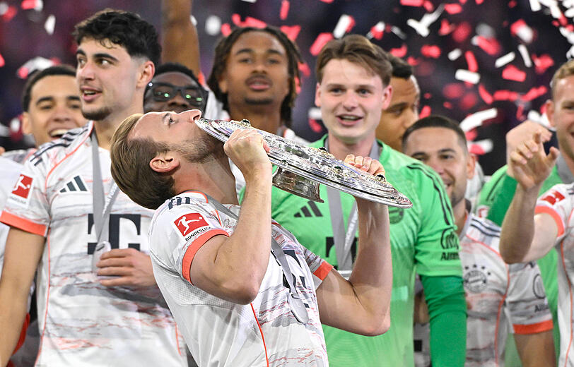 Der Titelfluch ist offiziell gebrochen: Harry Kane mit der Meisterschale.