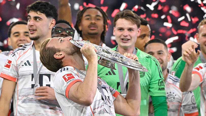 Der Titelfluch ist offiziell gebrochen: Harry Kane mit der Meisterschale. Der Titelfluch ist offiziell gebrochen: Harry Kane mit der Meisterschale.
