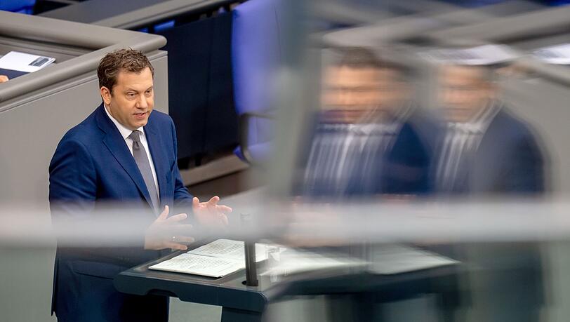 Finanzminister Klingbeil bringt den Haushalt in den Bundestag ein