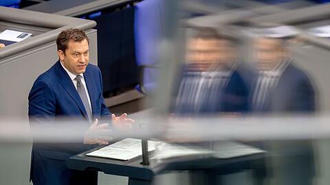 Finanzminister Klingbeil bringt den Haushalt in den Bundestag ein