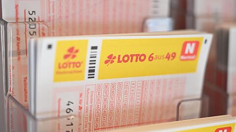 Ein junger Mann hat am Nachmittag ein Lottogesch&auml;ft &uuml;berfallen und Geld erbeutet. (Symbolbild)