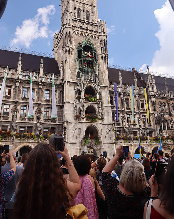 Das Glockenspiel am Münchner Rathaus ist eine beliebte Touristen-Attraktion. Das Glockenspiel am Münchner Rathaus ist eine beliebte Touristen-Attraktion.