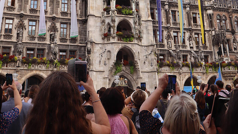 Das Glockenspiel am M&uuml;nchner Rathaus ist eine beliebte Touristen-Attraktion.