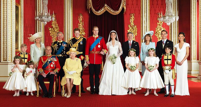 Die königliche Hochzeitstruppe: Hugo Burnand fotografierte William und Kate samt ihrer Familien. Er machte auch das Hochzeitsbild von Charles und Camilla.
