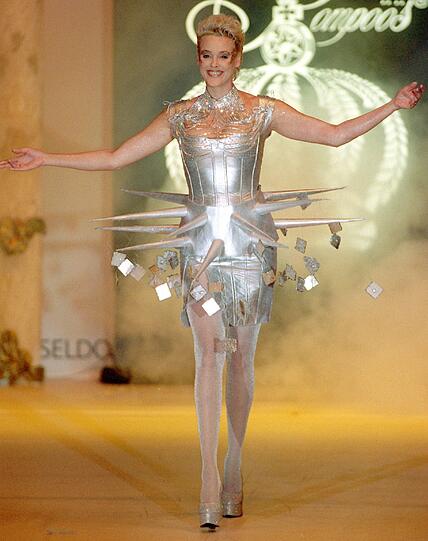 Ihre Karriere begann Brigitte Nielsen als Model - sogar mit recht großem Erfolg! Sie arbeitete mit Designern wie Giorgio Armani, Gianni Versace und Gianfranco Ferré zusammen.