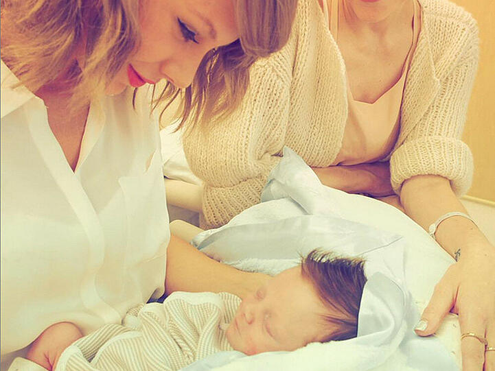 Pop-Sängerin Taylor Swift wirft ihrem neuen Patenkind verliebte Blicke zu