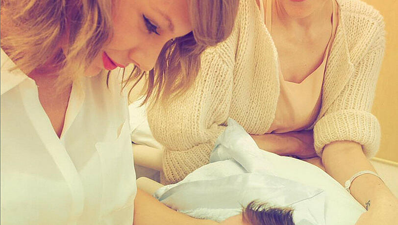 Pop-Sängerin Taylor Swift wirft ihrem neuen Patenkind verliebte Blicke zu Pop-Sängerin Taylor Swift wirft ihrem neuen Patenkind verliebte Blicke zu