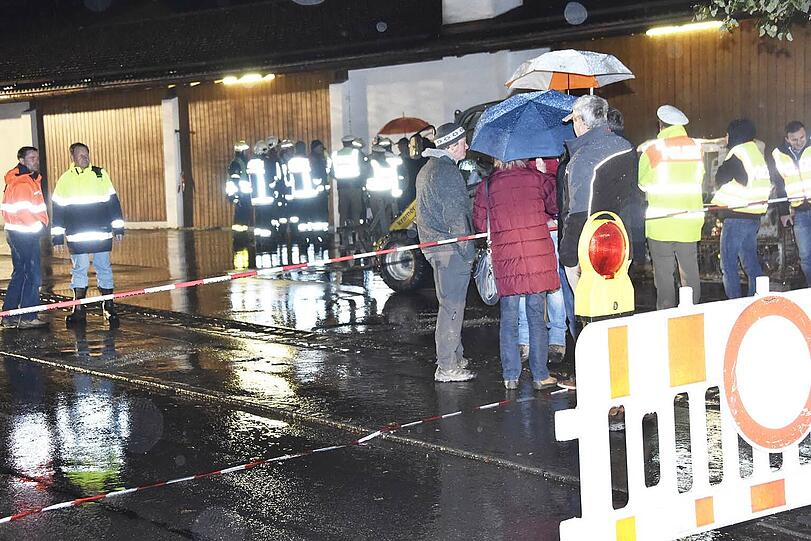 Polizei und Feuerwehr sicherten die Fahrbahnabsenkung in der Lindenstraße.