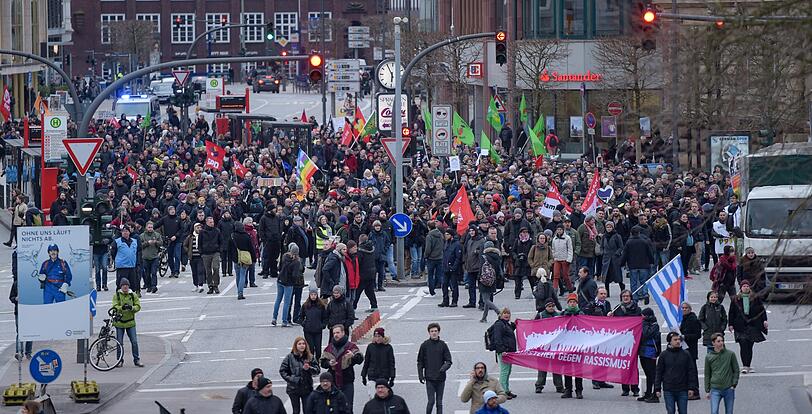 Die Gegendemonstration zu einer "Merkel muss weg!" - Kundgebung bewegt sich auf den Bahnhof Dammtor zu.