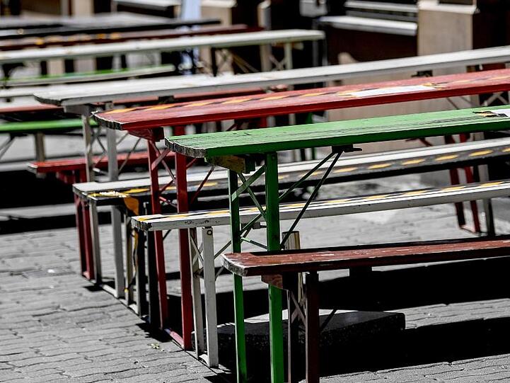 Vor einem geschlossen Restaurant stehen leere Stühle und Tische. Foto: Britta Pedersen/dpa-Zentralbild/dpa/Symbolbild