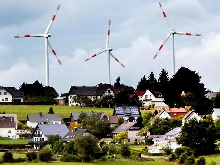 Die große Koalition will nach SPD-Angaben Bürger stärker belohnen, wenn sie Windräder in ihrer Nachbarschaft dulden - möglicherweise auch mit direkten Geldzahlungen an die Anwohner.