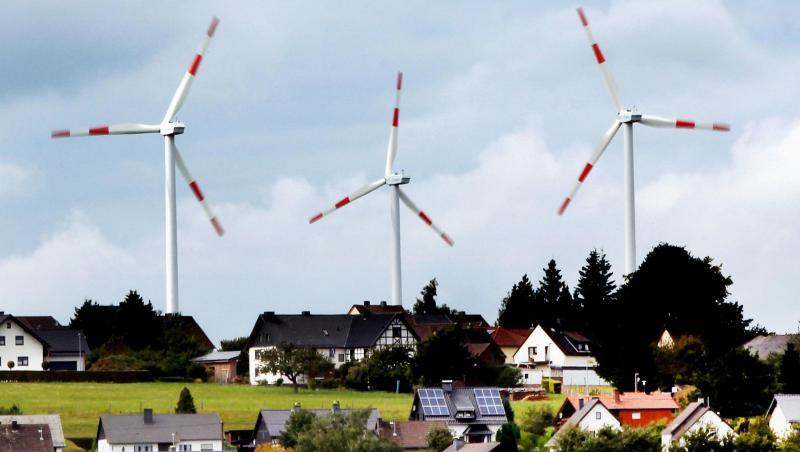 Die große Koalition will nach SPD-Angaben Bürger stärker belohnen, wenn sie Windräder in ihrer Nachbarschaft dulden - möglicherweise auch mit direkten Geldzahlungen an die Anwohner. Die große Koalition will nach SPD-Angaben Bürger stärker belohnen, wenn sie Windräder in ihrer Nachbarschaft dulden - möglicherweise auch mit direkten Geldzahlungen an die Anwohner.