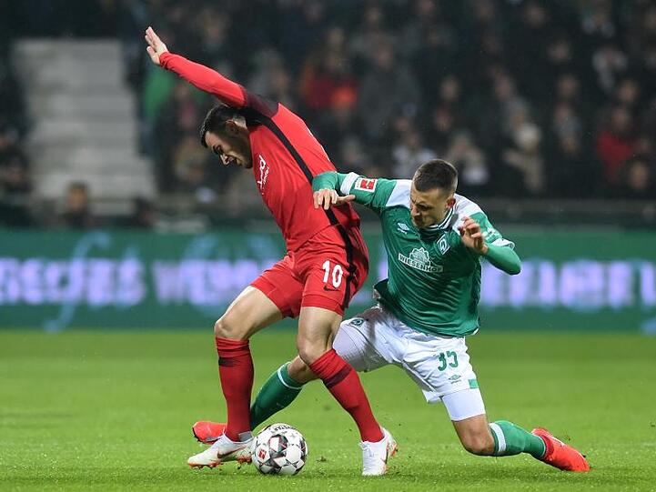 Werders Maximilian Eggestein (r) im Zweikampf mit Filip Kostic.