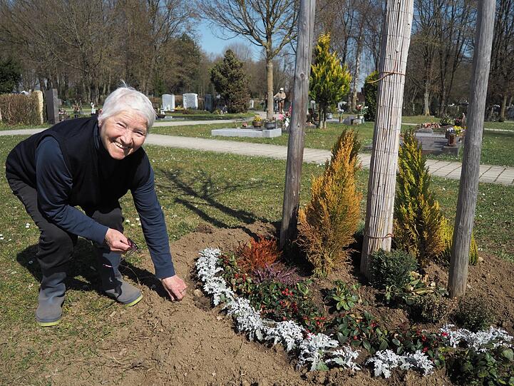 Ana Klicek pflegt ehrenamtlich Grünflächen auf dem Friedhof.