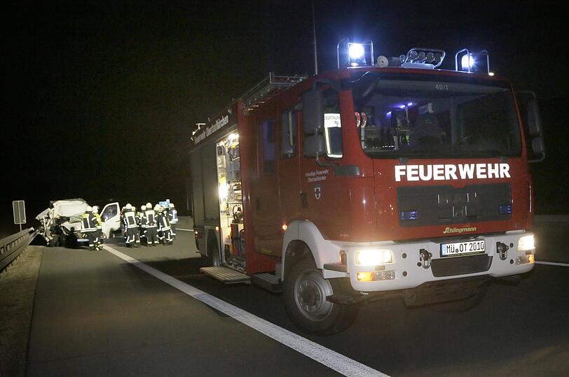 Die Feuerwehr sicherte die Unfallstelle ab, leuchtete sie aus, stellte den Brandschutz sicher und band auslaufende Flüssigkeiten.