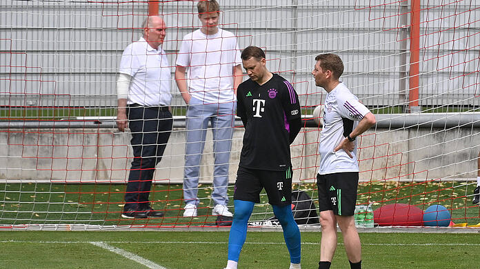 Manuel Neuer ackert fleißig am Comeback, am Mittwoch machte sich Uli Hoeneß (hinten) selbst ein Bild von den Fortschritten des Bayern-Kapitäns.