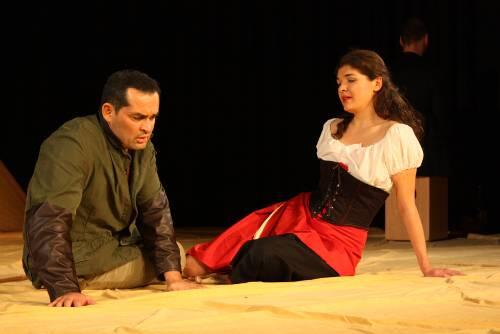 Carmen (Anna Lapkovskaja) liebt bekanntlich die Freiheit, und da wird schon mal ein Herz abgefackelt. Hier hat Don José (Pablo Macías) seine liebe Not.