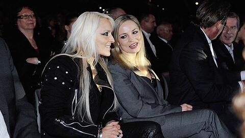 Duo in Leder und mit schwermetallischem Gruß: Die einstige deutsche Box-Königin Regina Halmich (l.) und Metal-Queen Doro Pesch sind seit Jahren eng befreundet.