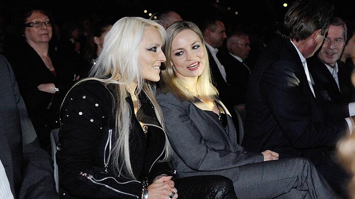 Duo in Leder und mit schwermetallischem Gruß: Die einstige deutsche Box-Königin Regina Halmich (l.) und Metal-Queen Doro Pesch sind seit Jahren eng befreundet.