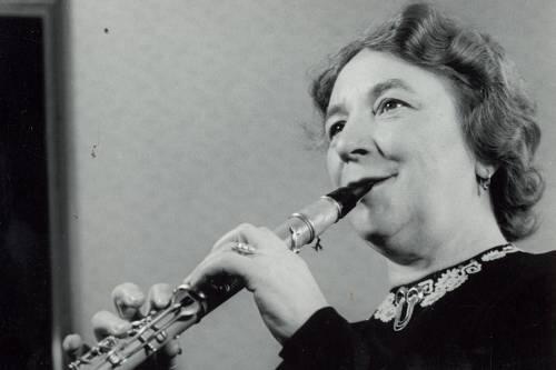 Musikalische Note: Liesl Karlstadt mit Klarinette - eine Aufnahme aus dem Jahre 1949.