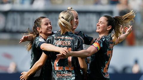 Jubel um Pernille Harder (Mitte) bei den Bayern-Frauen