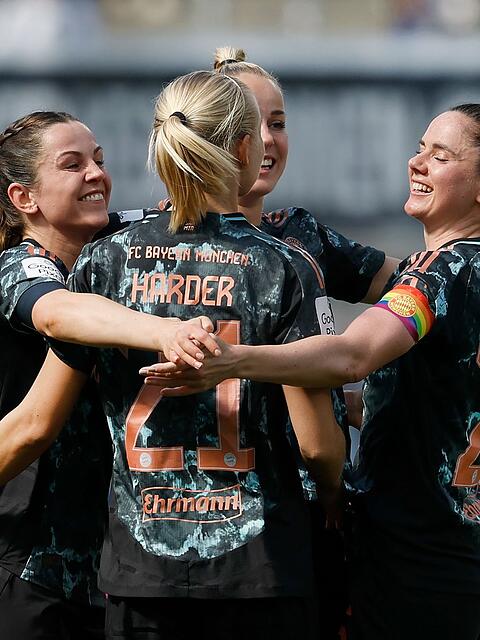 Jubel um Pernille Harder (Mitte) bei den Bayern-Frauen
