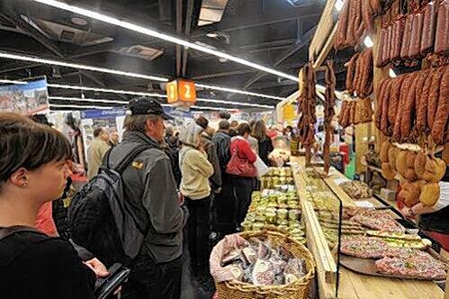 Hier geht&rsquo;s um die Wurst: In der Halle 2 informieren sich die Besucher über Spezialitäten, Produkte und Dienstleistungen aus der Region.