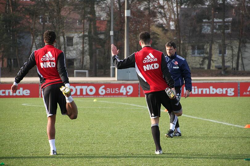 Dehn- und Kraftübungen mit Athletik-Trainer Markus Zidek.