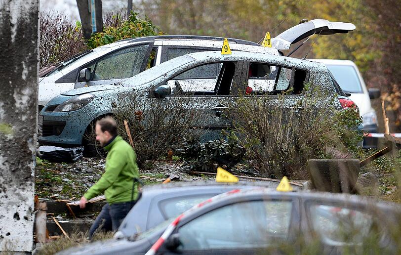 Nach der Explosion untersuchen Experten des LKA die Unglücksstelle.