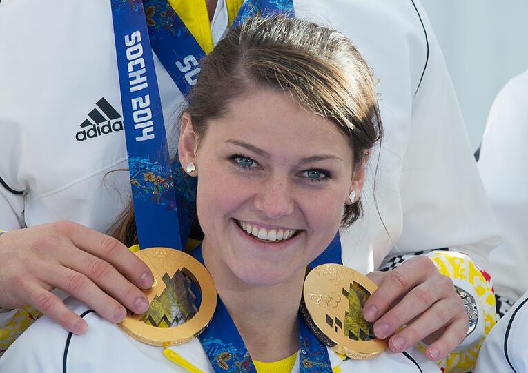 Aber auch Deutschland hat ein Skisprung-Ass im Ärmerl: Olympiasiegerin Carina Vogt!