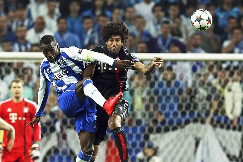 DANTE - NOTE 6 - Super Bock, der Zweite (chronologisch): Vertändelte den Ball leichtsinnig gegen Quaresma, der locker zum 2:0 einschob (10.). Schlimmer Rückfall in vergessen geglaubte Patzer-Zeiten. Oder auch: Dantes Inferno. Positiv: Fing sich und brach nicht zusammen.