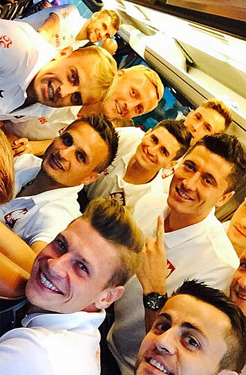 Im Kreise seiner Teamkollegen von der polnischen Nationalelf: Top-Stürmer Robert Lewandowski.
